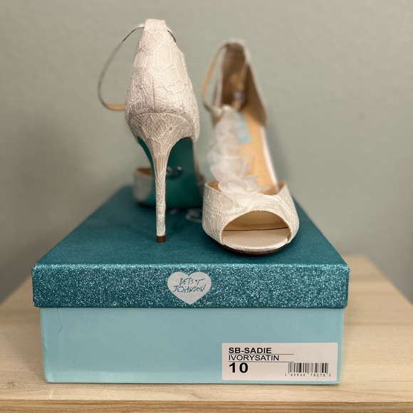 Betsey Johnson Lace Ivory Heels - Picture 1 of 4